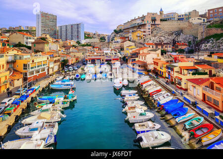 Petit port de pêche Vallon des Auffes avec des maisons pittoresques et des bateaux, Marseille, France Banque D'Images