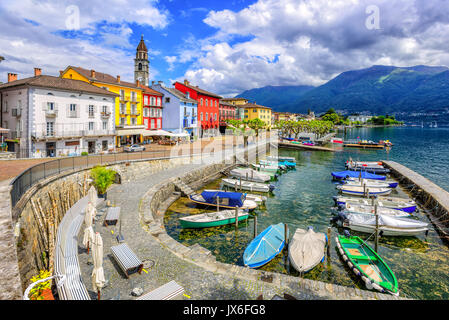 Vieille ville d'Ascona et de port sur le Lac Majeur Lac de montagnes des Alpes suisses, Suisse Banque D'Images