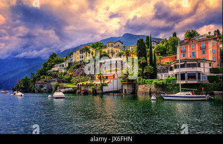 Plus de coucher de soleil spectaculaire Ascona, une ville balnéaire populaire sur le Lac Majeur, en Suisse Banque D'Images