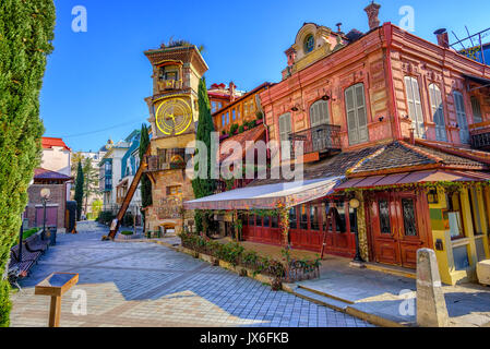 La vieille ville de Tbilissi, Géorgie, avec le conte de fées Tour de l'horloge de théâtre de marionnettes Rezo Gabriadze Banque D'Images