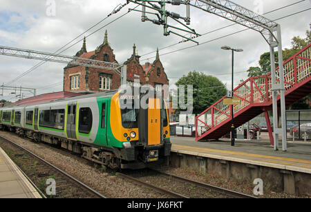 350113 LM 14.02 Crewe à Euston à Stone 14.8.17. London Midland électrique no 350 113 arrive à la gare en pierre sur le 14.8.17.