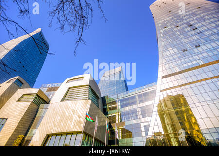 L'angle faible perspective de la flamme Tours, gratte-ciel moderne à la façade de verre, Baku, Azerbaïdjan Banque D'Images