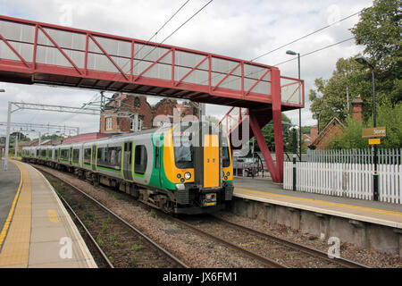 Cw 4052 LM 350113 14.02 Crewe à Euston à Stone 14.8.17. London Midland électrique no 350 113 arrive à la gare en pierre sur le 14.8.17. T