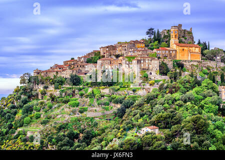 Eze village perché est une célèbre destination touristique et de villégiature sur la côte d'Azur par Nice, Provence, France Banque D'Images