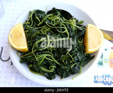 Salade grecque avec des verts sauvages, le pissenlit, les citrons et l'huile d'olive extra vierge Banque D'Images