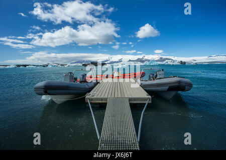 Islande - embarcadère avec trois bateaux en caoutchouc dans l'eau turquoise clair Banque D'Images