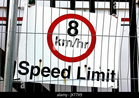 8 km par heure. Signe de la limite de vitesse sur une faïence de fer. Close up. Banque D'Images