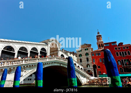 Le pont du Rialto, le pont en pierre et les piliers du Grand Canal. Ponte di Rialto. UNESCO. Venise, Vénétie, Italie, Europe UE - espace copie, ciel bleu clair Banque D'Images
