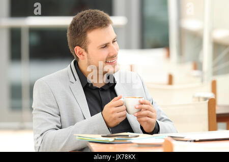 Portrait d'un exécutif à la voiture assis pensif dans un coffee shop Banque D'Images