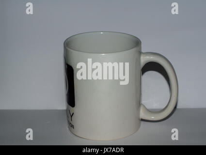 Surabaya,Indonésie - 12 août : c'est un mug blanc que j'ai utilisé pour boire, ce mug peu causer sale j'ai utilisé tous les jours Banque D'Images