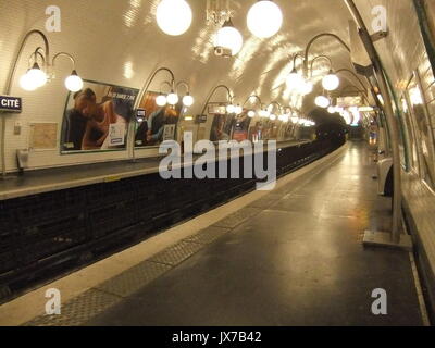 Cité de la plate-forme de la station de métro la nuit, à Paris Banque D'Images