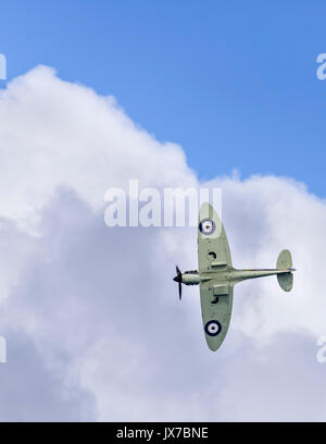 La Battle of Britain Memorial Flight Spitfire du P7350 (F Mk IIa) voyage disque droite vers la couverture nuageuse Banque D'Images