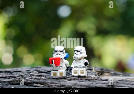 Lego storm troopers having a drink Banque D'Images