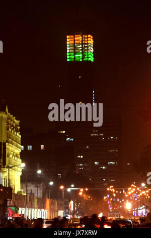 Kolkata, Inde. 14Th Aug 2017. Le plus haut bâtiment de Kolkata 42 allumé dans tri couleurs sur la veille de Jour de l'indépendance. Building illuminée en couleurs tri à la veille de l'indépendance le 14 août 2017 à Calcutta. Credit : Saikat Paul/Pacific Press/Alamy Live News Banque D'Images