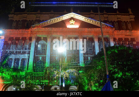 Kolkata, Inde. 14Th Aug 2017. Bâtiment écrivains illuminée en cartouche 3 couleurs sur la veille de Jour de l'indépendance. Building illuminée en couleurs tri à la veille de l'indépendance le 14 août 2017 à Calcutta. Credit : Saikat Paul/Pacific Press/Alamy Live News Banque D'Images