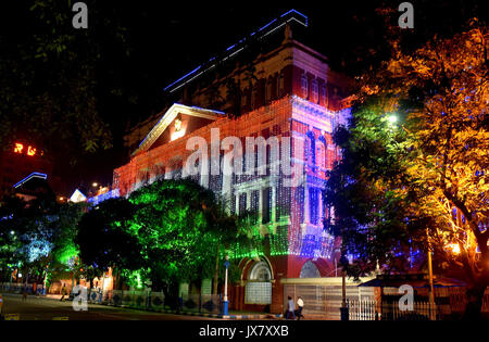 Kolkata, Inde. 14Th Aug 2017. Bâtiment écrivains illuminée en cartouche 3 couleurs sur la veille de Jour de l'indépendance. Building illuminée en couleurs tri à la veille de l'indépendance le 14 août 2017 à Calcutta. Credit : Saikat Paul/Pacific Press/Alamy Live News Banque D'Images