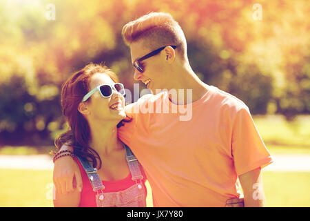 Teenage couple in park Banque D'Images