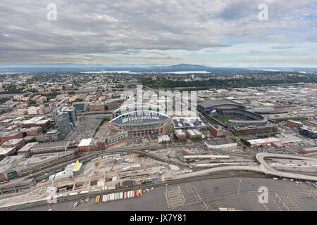 Vue aérienne de CenturyLink Field et stades Safeco Field, Seattle, Washington State, USA Banque D'Images