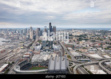 Vue aérienne de CenturyLink Field et stades Safeco Field et le centre-ville de Seattle, Washington State, USA Banque D'Images