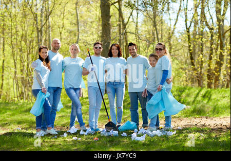 Groupe de bénévoles avec des sacs poubelles en park Banque D'Images