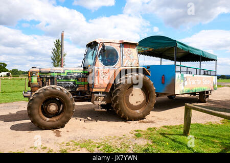 Tracteur à Hatton Safari Adventure World, Hatton, Warwickshire, UK Banque D'Images