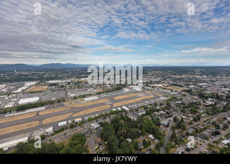 Vue aérienne de l'aéroport municipal, à côté de Renton usine Boeing, Renton, Washington State, USA Banque D'Images