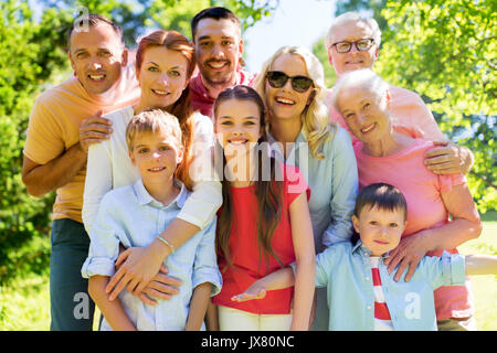 Portrait de famille heureuse dans son jardin d'été Banque D'Images