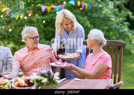 Happy Family having dinner ou été garden party Banque D'Images