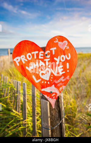 Message forme Harth sur la plage, à protéger ce que vous aimez Banque D'Images