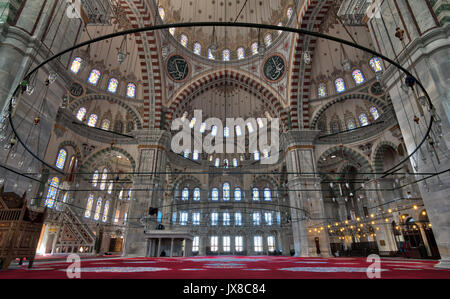 Intérieur de la mosquée de Fatih, Istanbul, Turquie Banque D'Images