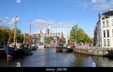 Canal Noorderhaven (nord du port) de Groningen, aux Pays-Bas, au coin Hoge der A, Hoek van Ameland Banque D'Images