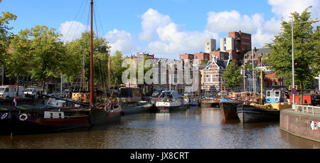 Canal Noorderhaven (nord du port) de Groningen, aux Pays-Bas, au coin Hoge der A, Hoek van Ameland Banque D'Images