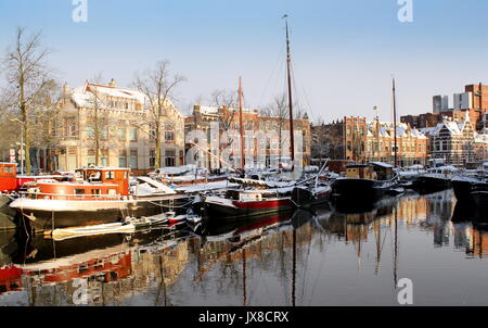 Canal Noorderhaven (nord du Port) en hiver, Groningen, Pays-Bas, au coin Hoge der A. Banque D'Images