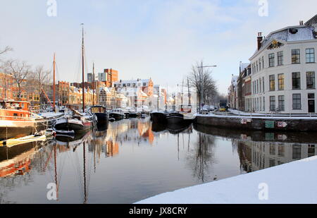 Canal Noorderhaven (nord du Port) en hiver, Groningen, Pays-Bas, au coin Hoge der A. Banque D'Images