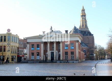 19e siècle Korenbeurs (ex-Corn Exchange) et Der Aa Kerk (aa) de l'église vu de Vismarkt spacieux square, le centre de Groningen, Pays-Bas Banque D'Images