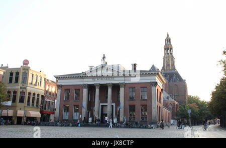19e siècle Korenbeurs (ex-Corn Exchange) et Der Aa Kerk (aa) de l'église vu de Vismarkt spacieux square, le centre de Groningen, Pays-Bas Banque D'Images
