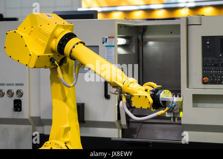 Usinage CNC entièrement automatique avec robot de manutention Banque D'Images