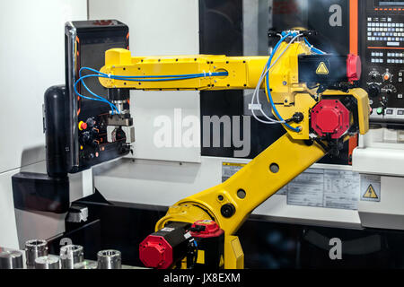 Usinage CNC entièrement automatique avec robot de manutention Banque D'Images