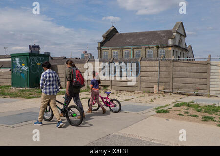 Voir l'abandon de l'église anglicane et de lotissements à Stratford, London.Newham autorité locale veut démolir les successions pour construire de nouveaux logements privés,London, UK Banque D'Images