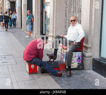 Limpiabotas en la Gran Vía de Madrid. España Banque D'Images