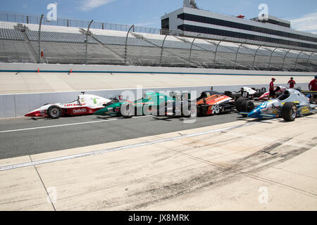 Dover, Delaware - Août 13,2017 IRL : des voitures de course sur la ligne de fosse à Douvres Motor Speedway avec est vide. Banque D'Images
