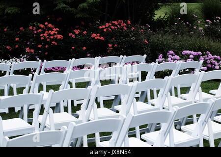 Chairs lined up outdoors at a wedding before the ceremony Banque D'Images
