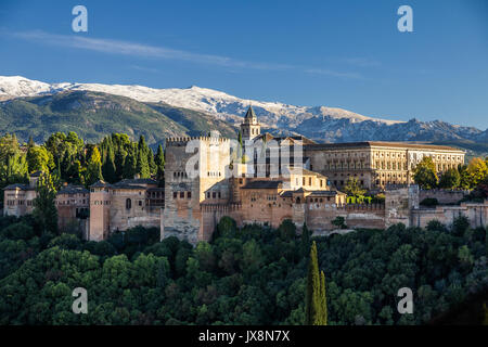 L'affichage classique de l'Alhambra de Mirador San Nicolas dans le quartier Albaicin de Grenade avec de la neige fraîche sur la Sierra Nevada en arrière-plan. Banque D'Images