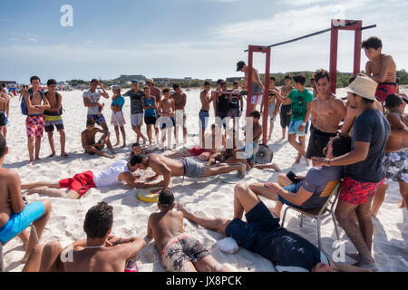 Kélibia, TUNISIE - 13 août 2017 : groupe de jeunes sur la plage et une salle de sport fitness faire activité Banque D'Images