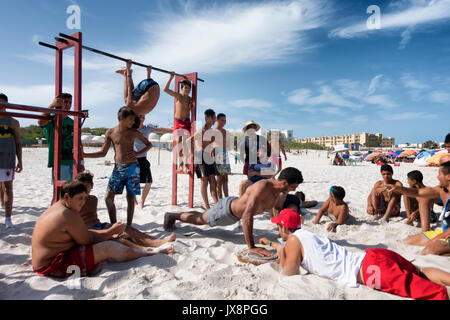 Kélibia, TUNISIE - 13 août 2017 : groupe de jeunes sur la plage et une salle de sport fitness faire activité Banque D'Images