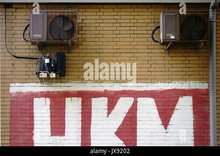 Une caserne peint avec des murs en brique et rusted fans. Banque D'Images