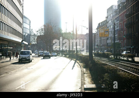 Francfort, Allemagne - janvier 05, 2017 : Le trafic sur le Baseler rue avec le tour Westhafen Tower dans l'arrière-plan dans l'glistening s Banque D'Images