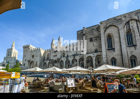 Trottoir, restaurant en plein air à la Place du Palais en face de du palais des Papes à Avignon France Banque D'Images