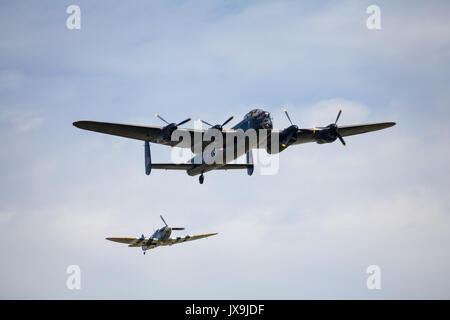 Bombardier Lancaster et Spitfire Banque D'Images