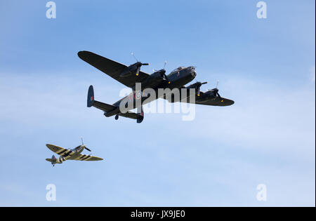 Bombardier Lancaster et Spitfire Banque D'Images